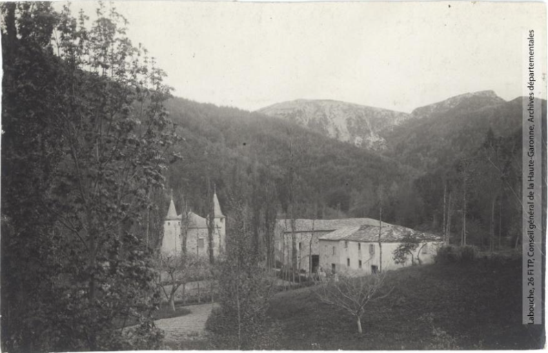 Vallée de l'Aude et environs. 387. Le Rebenty. Belfort[-sur-Rebenty] : château et hameau de Cazelles [Caselles] / photographie Henri Jansou (1874-1966). - Toulouse : maison Labouche frères, [entre 1900 et 1940] recto